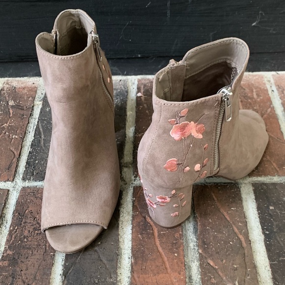 Candie’s Peep-toe Booties with Pink Embroidered Flowers Size 7M - Picture 4 of 9